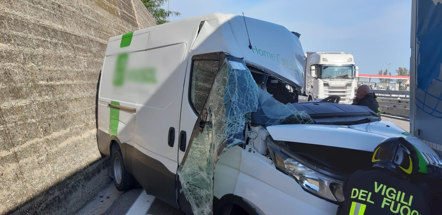 Tortoreto, incidente stradale sulla A14, nello scontro tra un furgone e un autoarticolato ferito un 24enne 