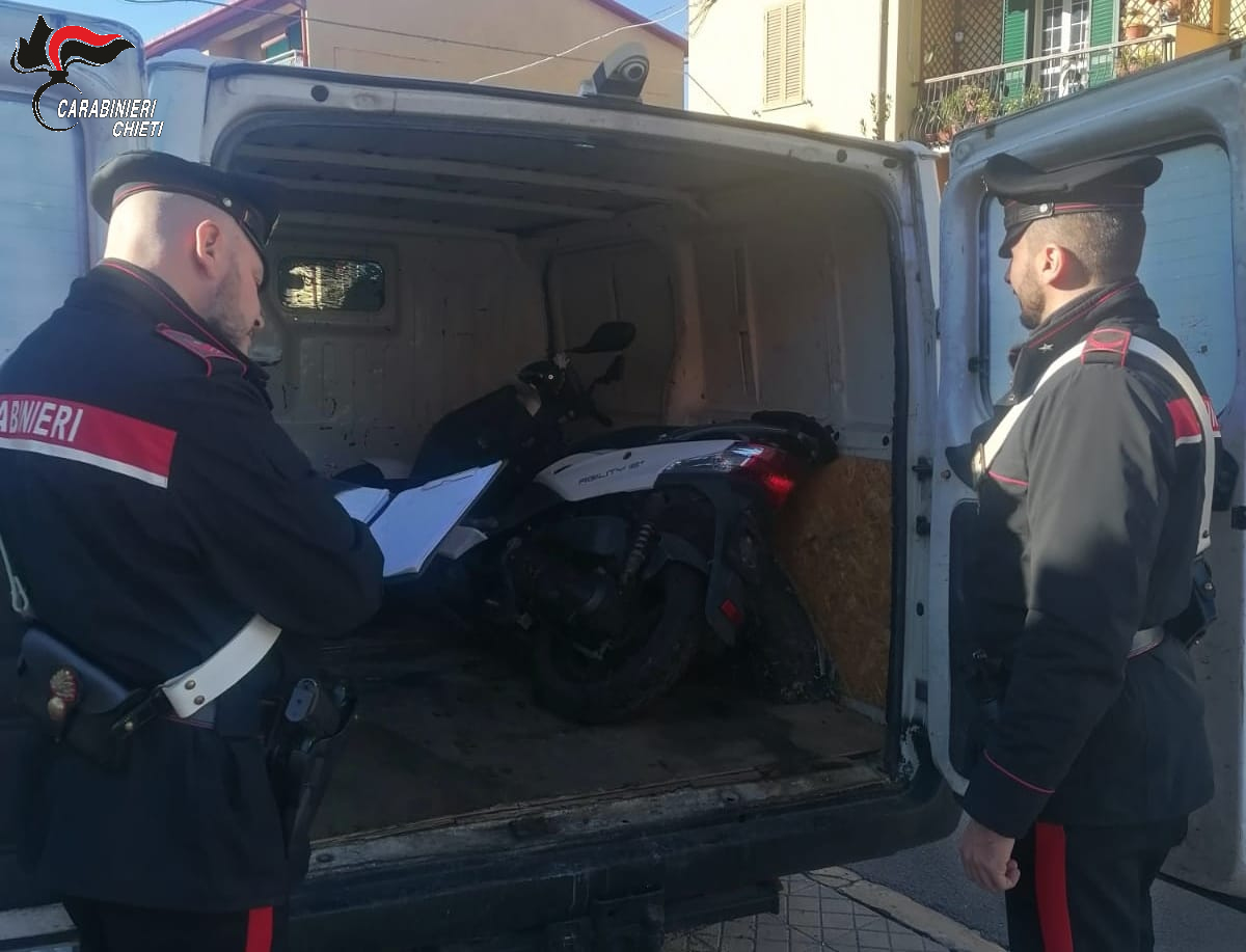 Mozzagrogna, rubano un ciclomotore e danneggiano un’auto, tre persone denunciate dai carabinieri