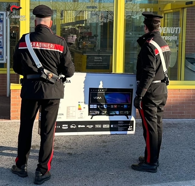 Rocca San Giovanni, ruba una televisione in un supermercato, denunciato dai carabinieri un giovane di Lanciano