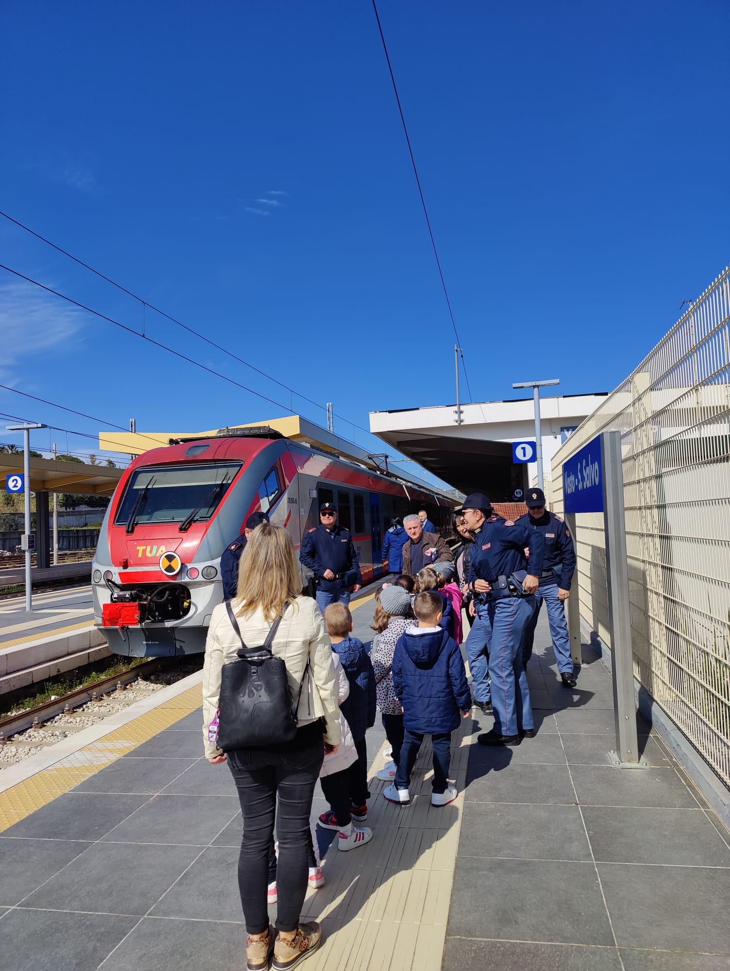 Un treno di emozioni per i più piccoli: con la Polfer di Vasto su un treno Tua