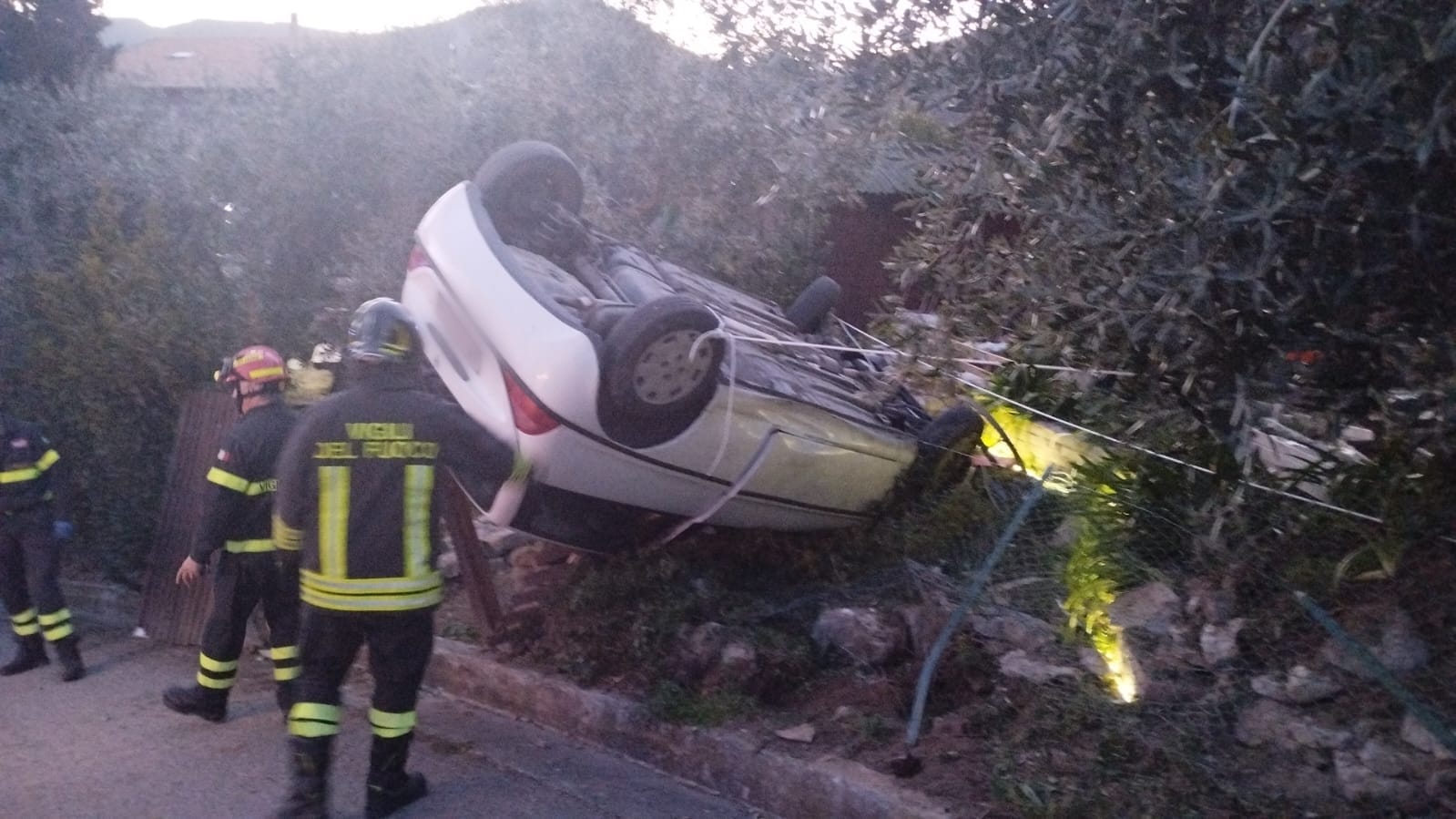 Incidente stradale a Torricella Sicura, auto guidata un prete si ribalta, quattro feriti