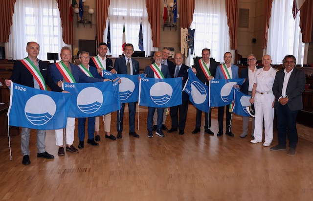 Bandiere blu, Marsilio consegna il riconoscimenti a sindaci e rappresentanti dei Comuni premiati Pescara