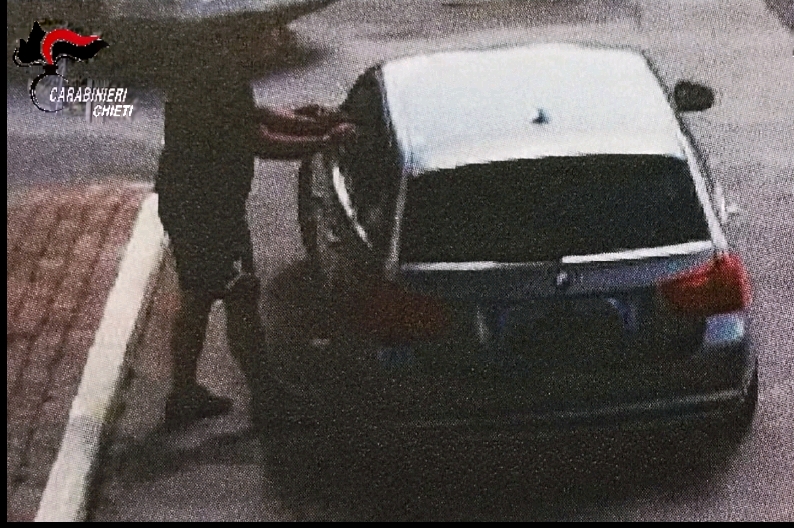 Rubano computer in un'auto, arrestati dai carabinieri due giovani di Scafa e Collecorvino