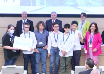 La media Vicentini di Chieti si aggiudica il primo Premio di 10.000 euro al concorso della Banca d’Italia per la scuola, "Inventiamo una banconota". 