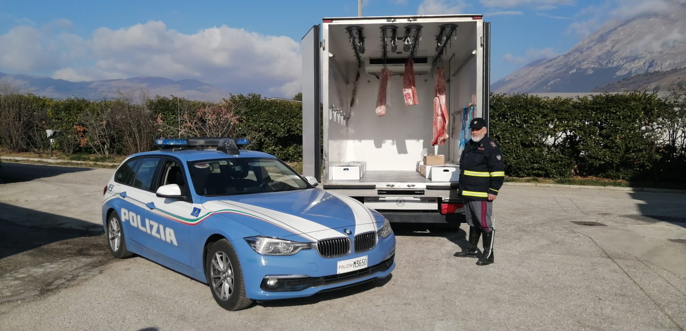 Trasportava carne su un mezzo non adatto, fermato dalla Polizia di Stato di L’Aquila.