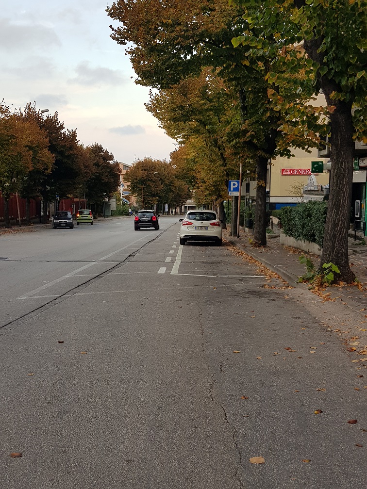 Via Giulio Cesare a Vasto, ridotti posti auto gratuiti ma restano invariate le strisce blu