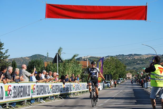 Ciclismo, Trofeo San Francesco: a Guarenna di Casoli la zampata vincente del marchigiano Diego Bracalente