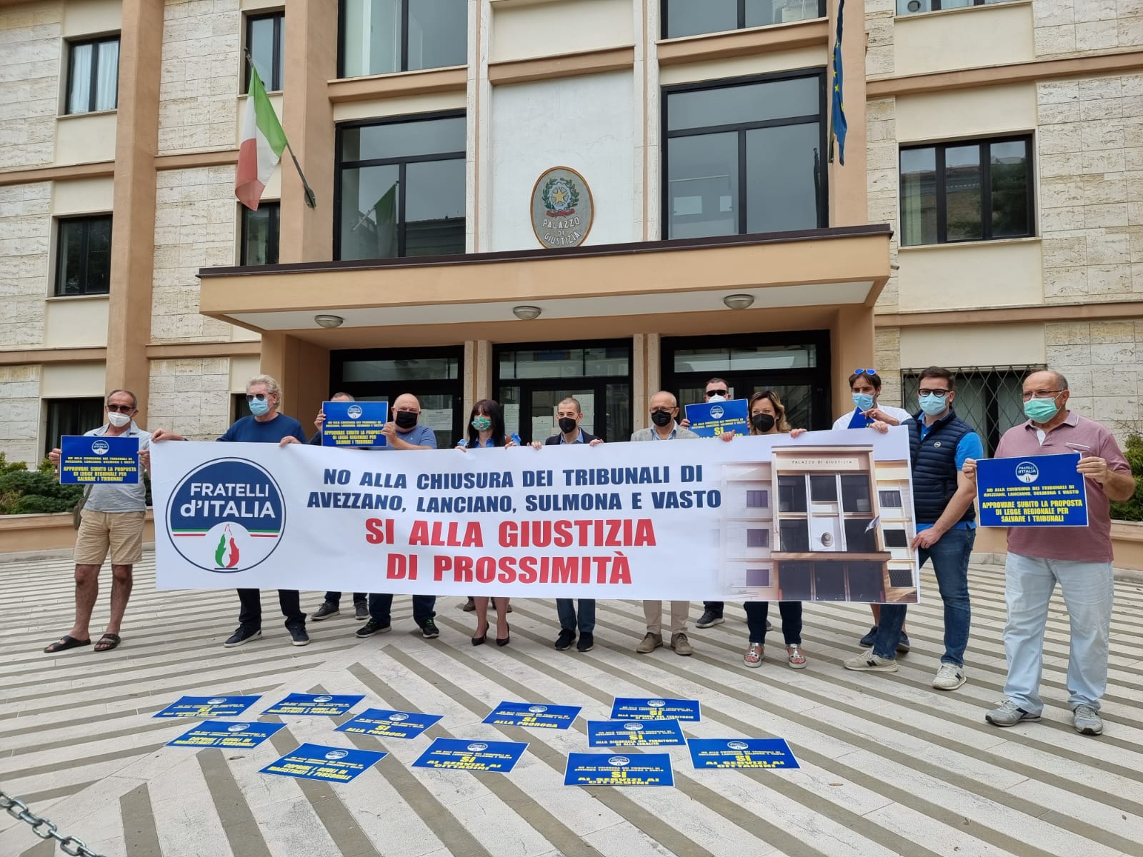 Tribunali minori Abruzzo, flash Mob di FdI dinanzi ai presidi di Avezzano Sulmona Lanciano e Vasto