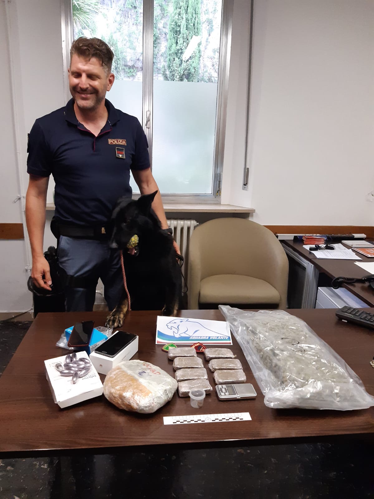 Droga,  Squadra Volante della Polizia arresta giovane pescarese, sequestrati oltre 2 Kg di stupefacente