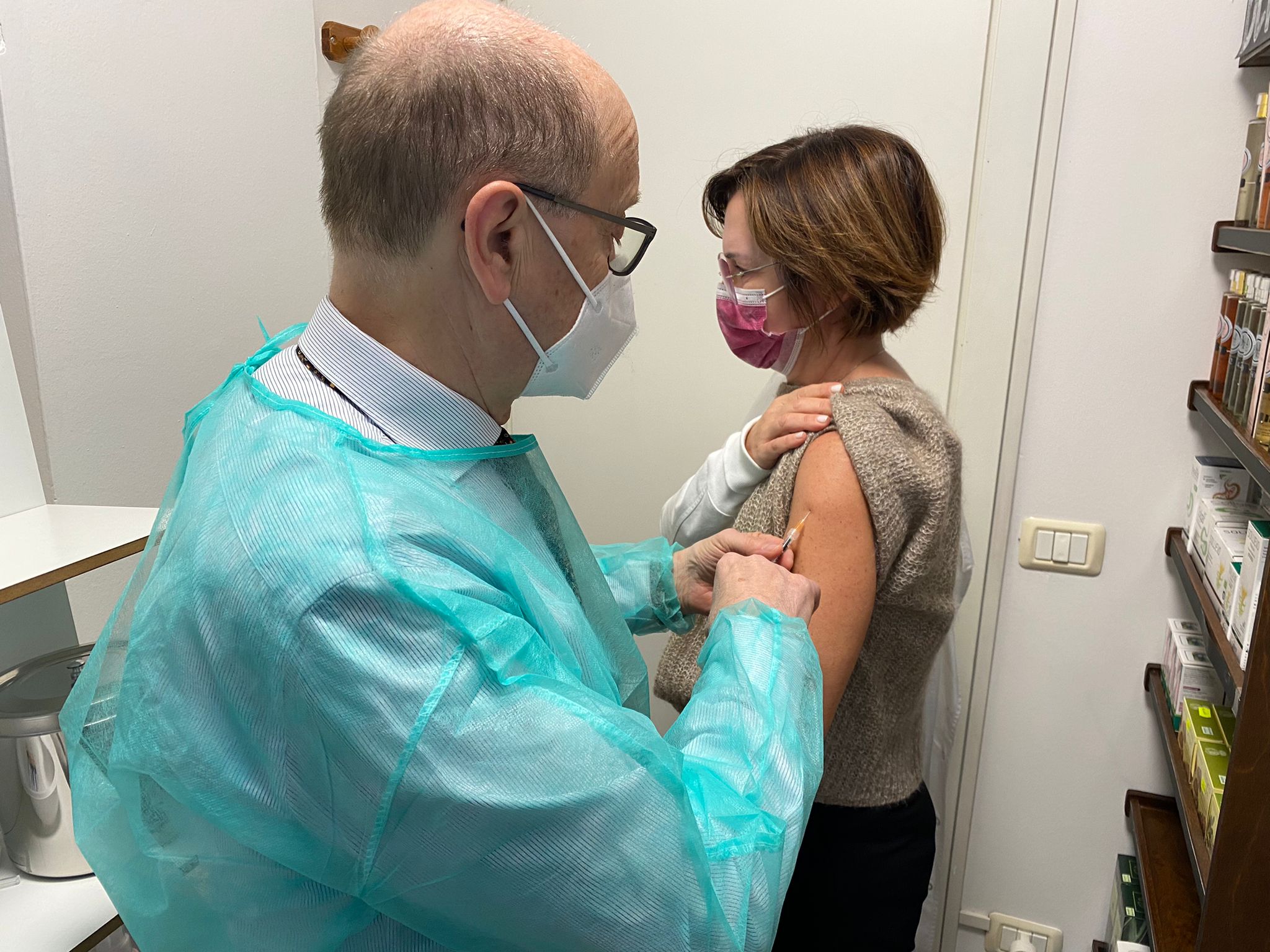 Chieti, vaccini al via alla Farmacia Comunale del Tricalle, Ferrara: a breve sarà possibile anche a domicilio