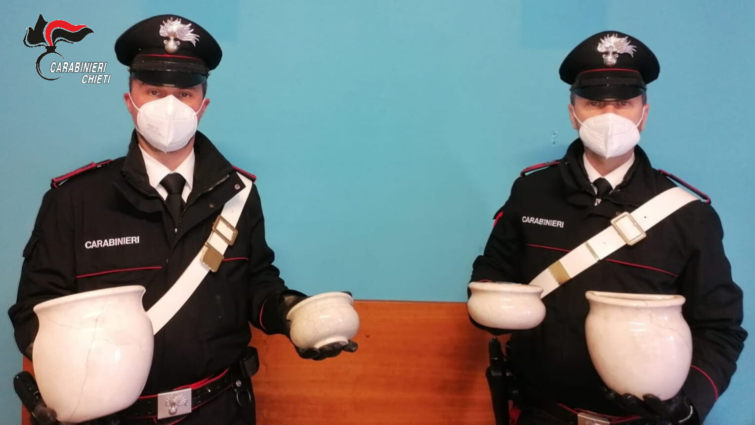 Canosa Sannita, furti degli arredi funebri dai loculi del cimitero, individuati e denunciati i due ladri. 