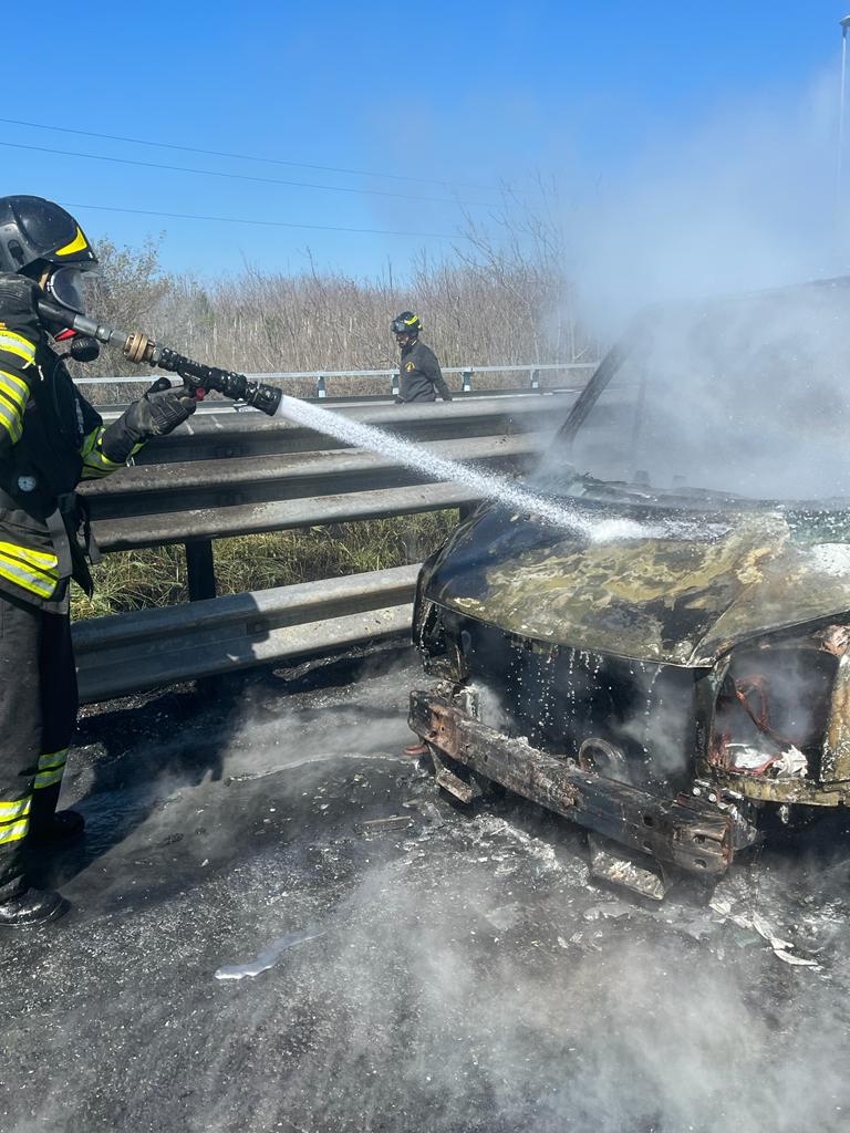 Furgone in fiamme sull'autostrada A14: intervento dei vigili del fuoco di San Benedetto del Tronto e Nereto