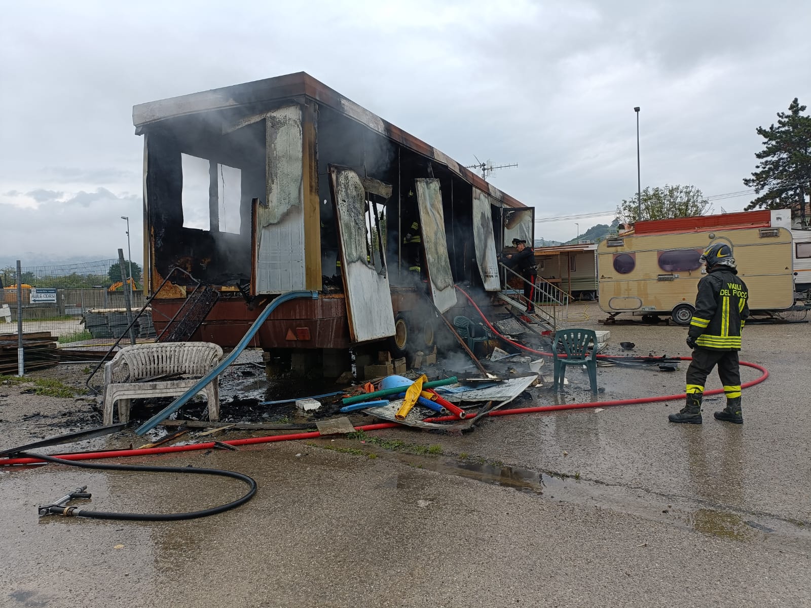 Incendio in zona industriale a Castelnuovo Vomano: vigili del fuoco intervengono per spegnere le fiamme su roulotte