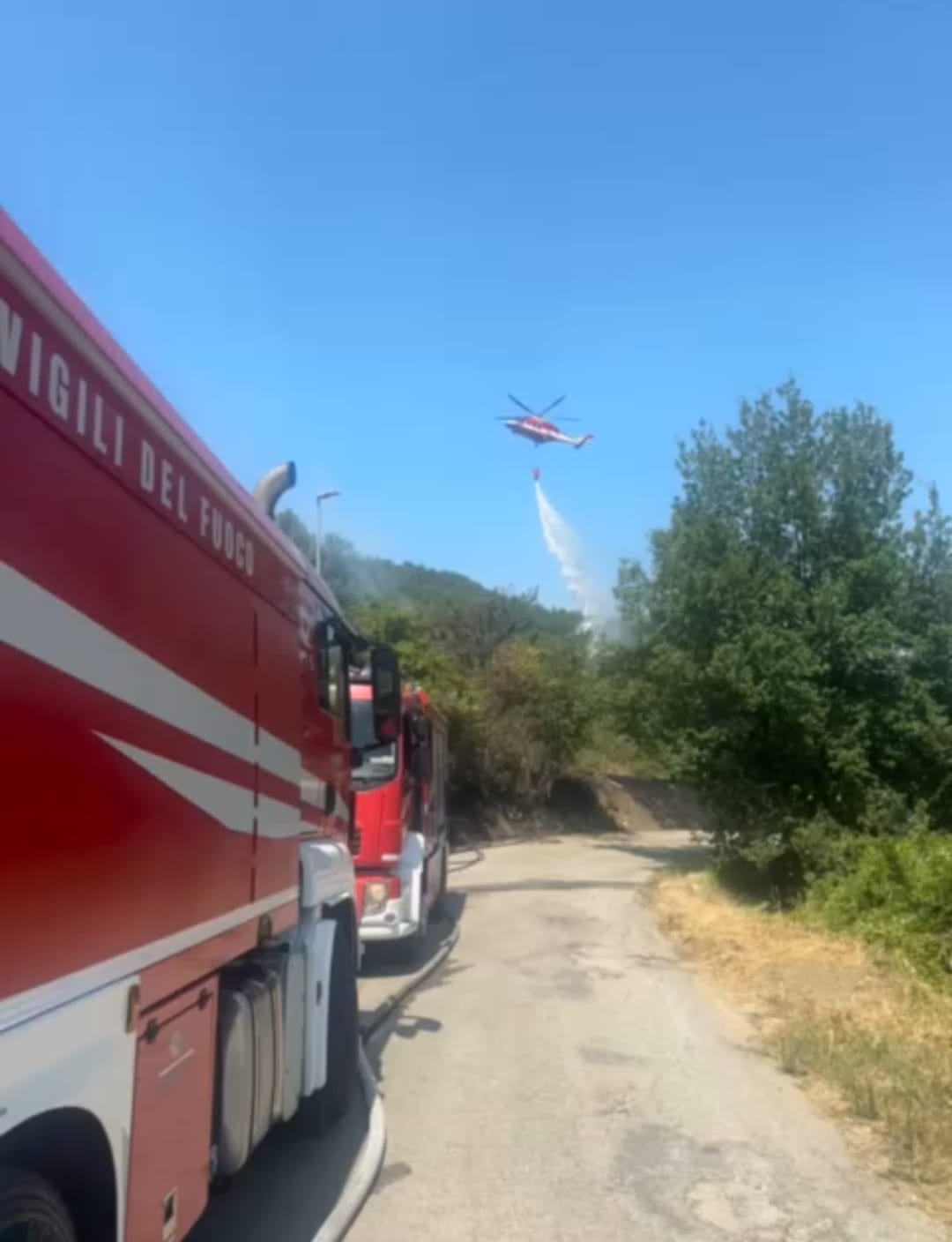 Incendi nel Teramano: Vigili del Fuoco in azione a Castiglione Messer Raimondo e Atri