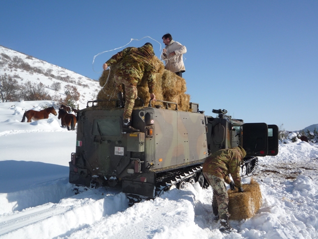Neve in Abruzzo: dopo un duro e proficuo lavoro gli Alpini del 9° Reggimento rientrano in caserma a L'Aquila