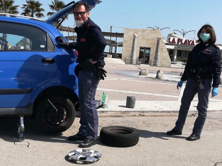 Coronavirus, cambiano la gomma dell'auto ad un'anziana con figlio disabile, è il gesto lodevole di due agenti di polizia di Pescara