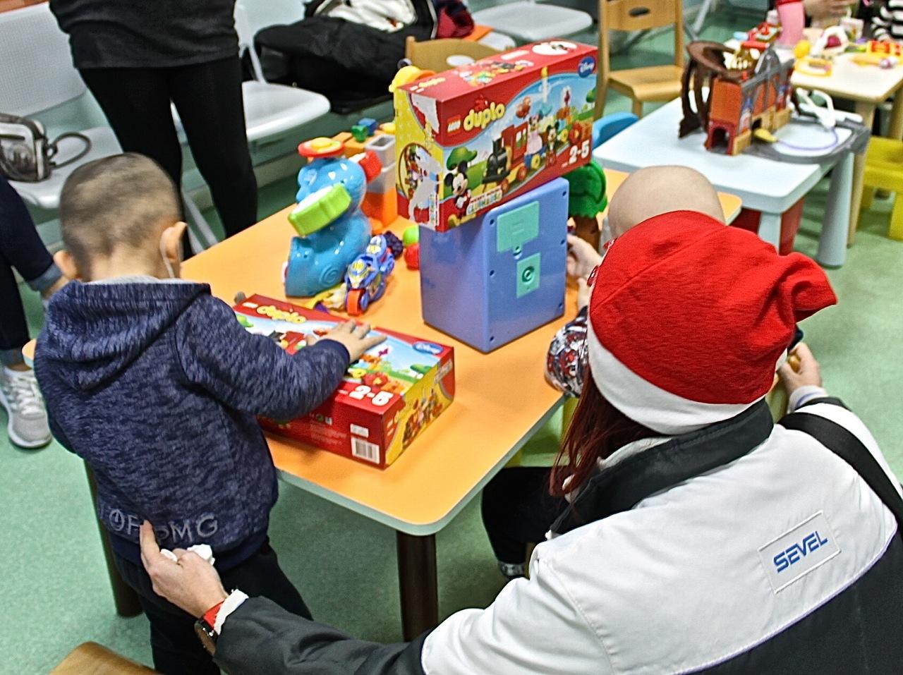 Pescara, Babbi Natale di Sevel e AIL donano giocattoli ai bambini di Oncoematologia pediatrica