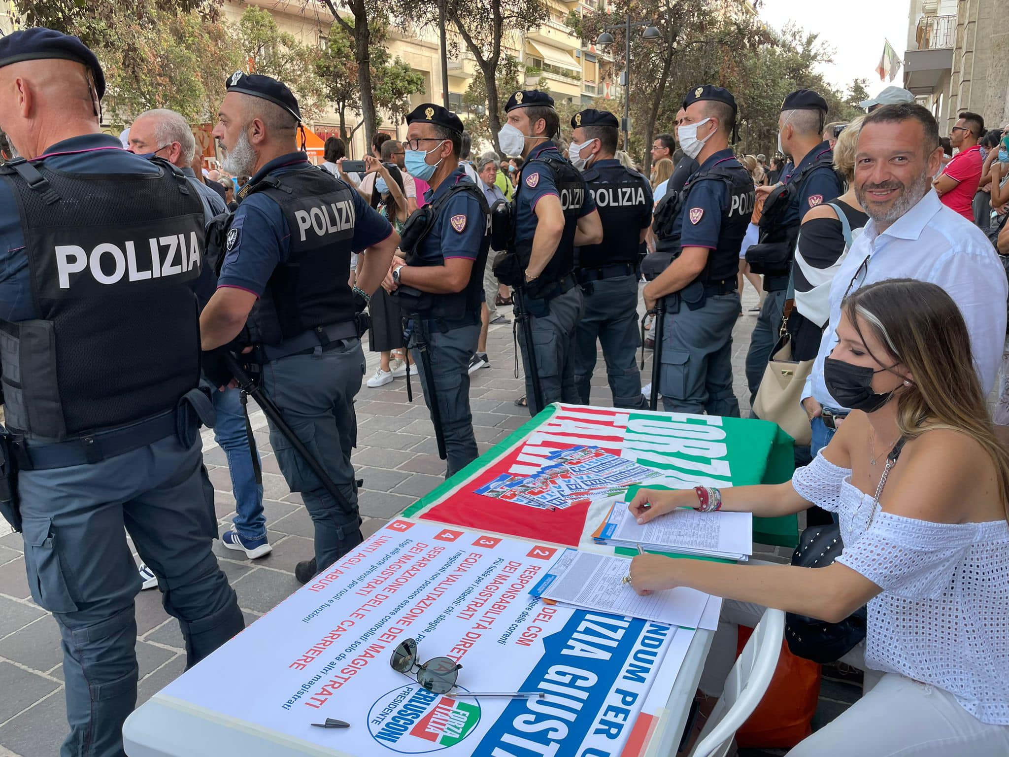 Pescara, manifestazione no green pass, momenti di tensione al banchetto di Forza Italia