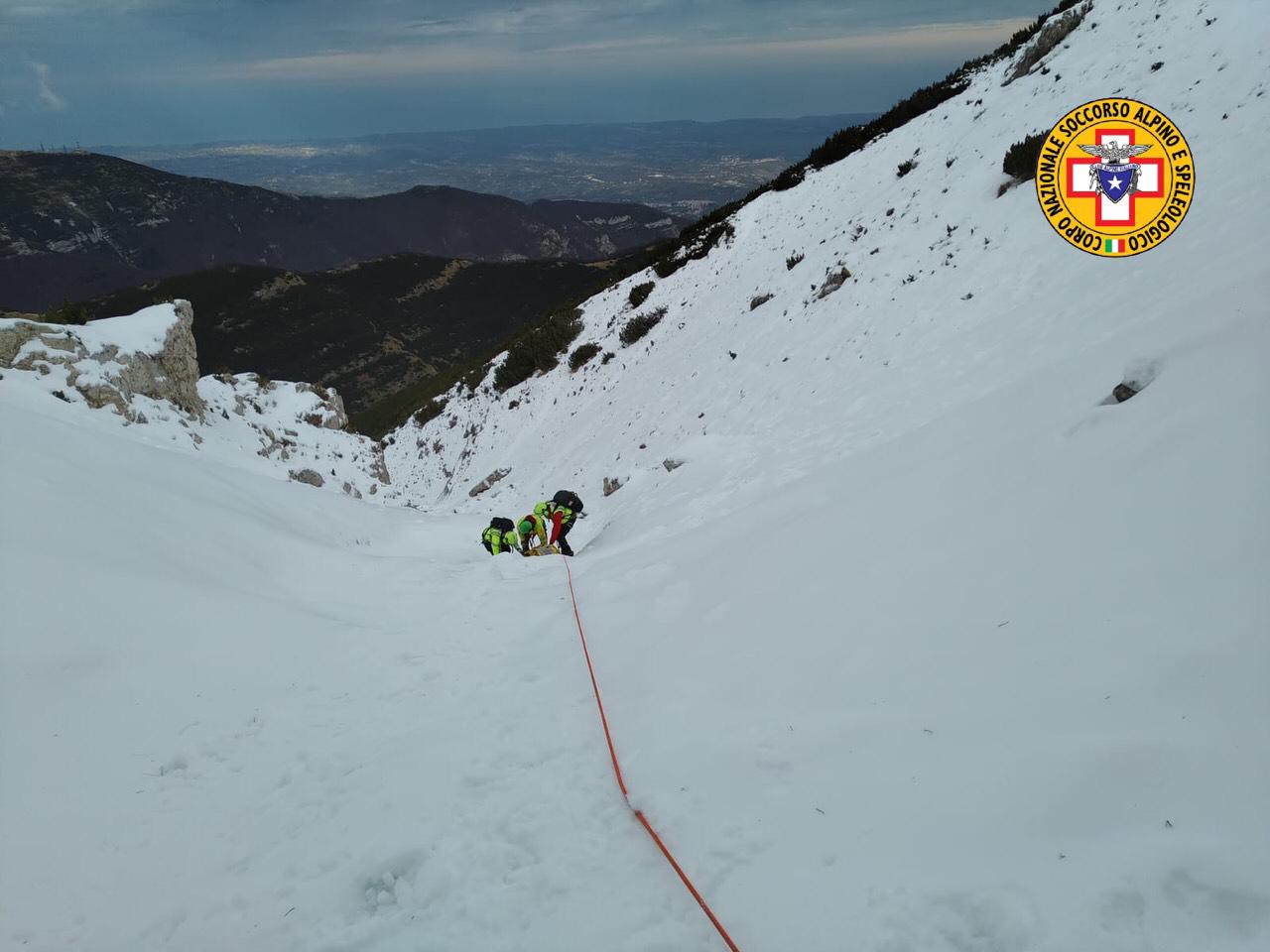 MAJELLA, ESCURSIONISTA SCIVOLA SUL GHIACCIO PER 400 METRI, RECUPERATO DALL’ELICOTTERO DEL 118 DI PESCARA