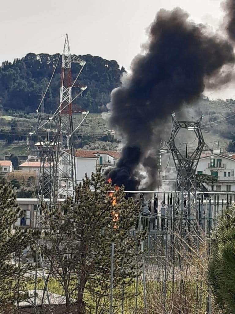 Pescara, Incendio in cabina elettrica Enel in via Tirino a Pescara, migliaia senza energia