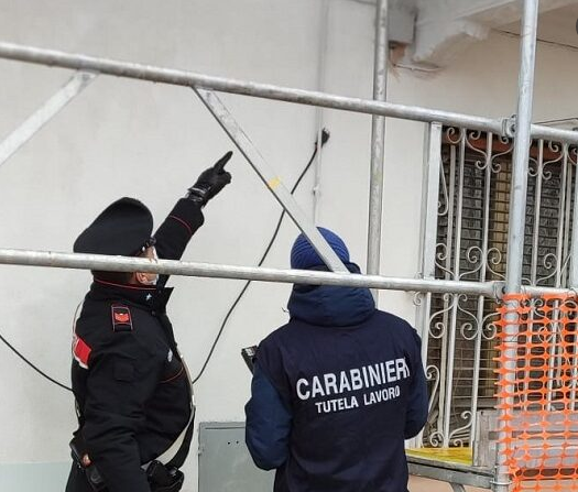 Chieti, sicurezza nei luoghi di lavoro, controlli dei carabinieri in un cantiere edile