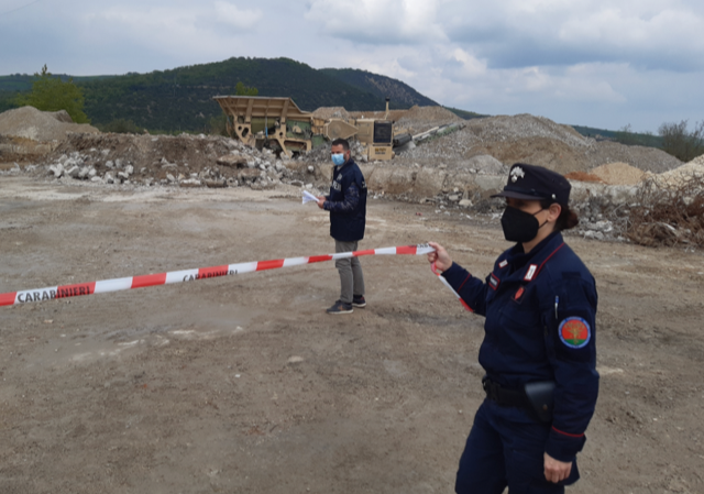 Gestione illecita di rifiuti, i Carabinieri Forestale sequestrano a Casoli area di oltre mezzo ettaro, tre indagati