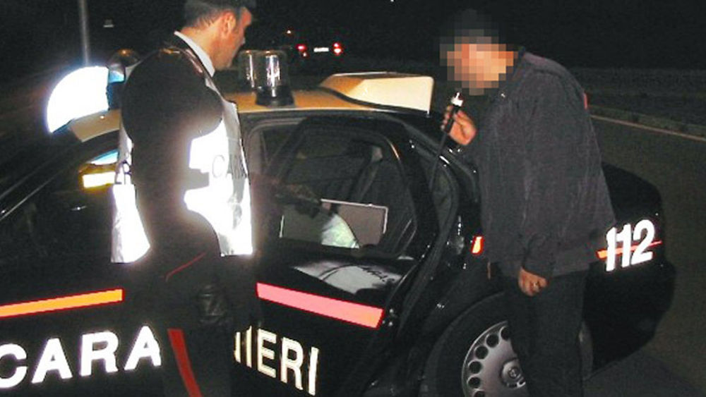 A zig-zag con l'auto a Lanciano, Carabinieri fermano ubriaco al volante.