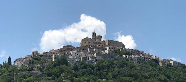 Casoli, anziana trovata morta in casa, sospettato il figlio che vagava con ferite ai polsi