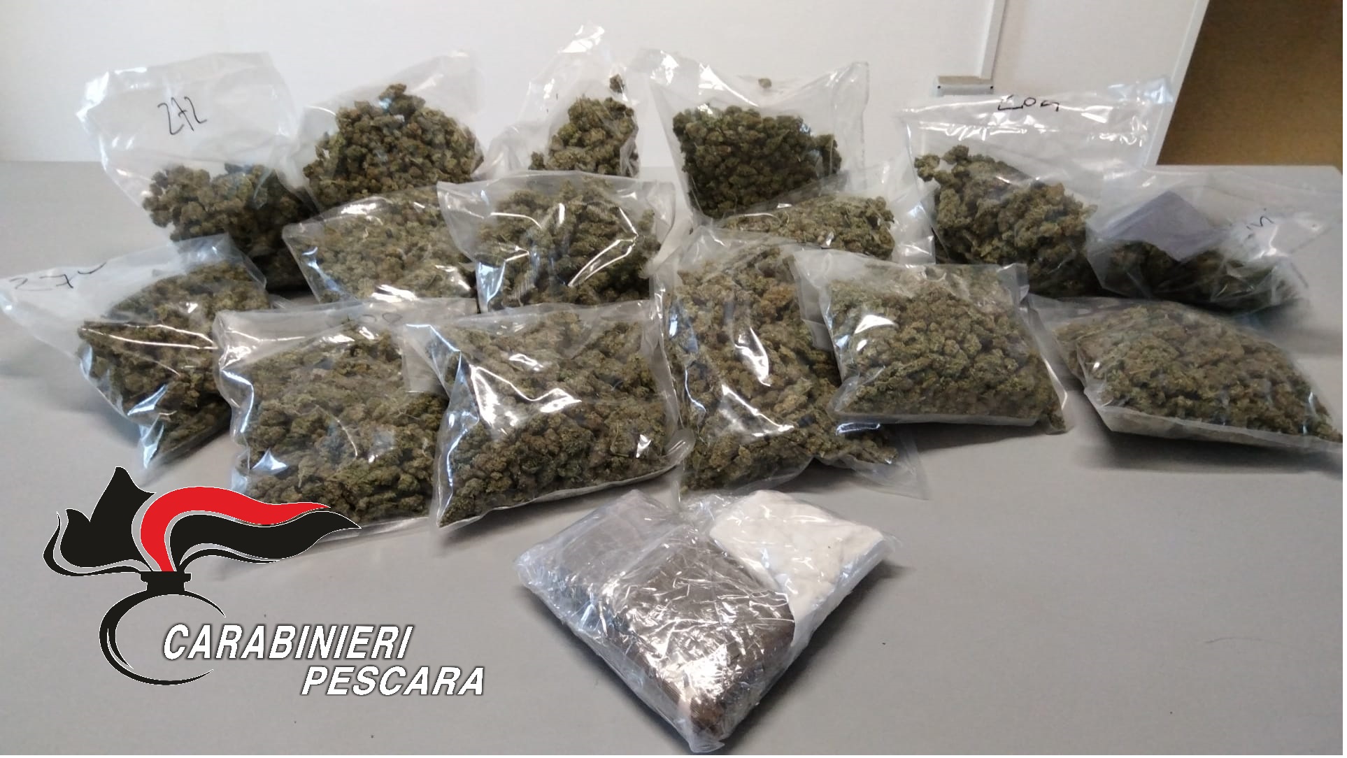 Città Sant’Angelo, rinvenuti dai carabinieri in un casolare abbandonato circa 4 kg di marijuana ed un chilo e mezzo di cocaina