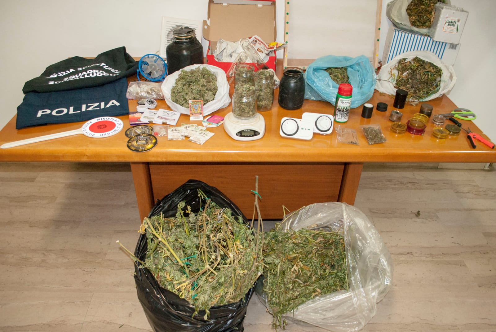 Fossacesia, con oltre 7kg di marijuana e 3kg circa di hashish in casa la Polizia di Lanciano arresta un 40enne