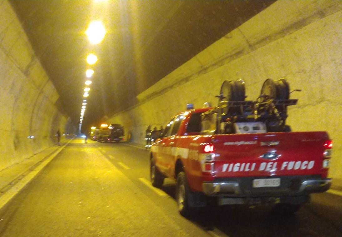 Scontro in galleria sull'A14 a Martinsicuro: tre giovani feriti, uno è in gravi condizioni ad Ancona