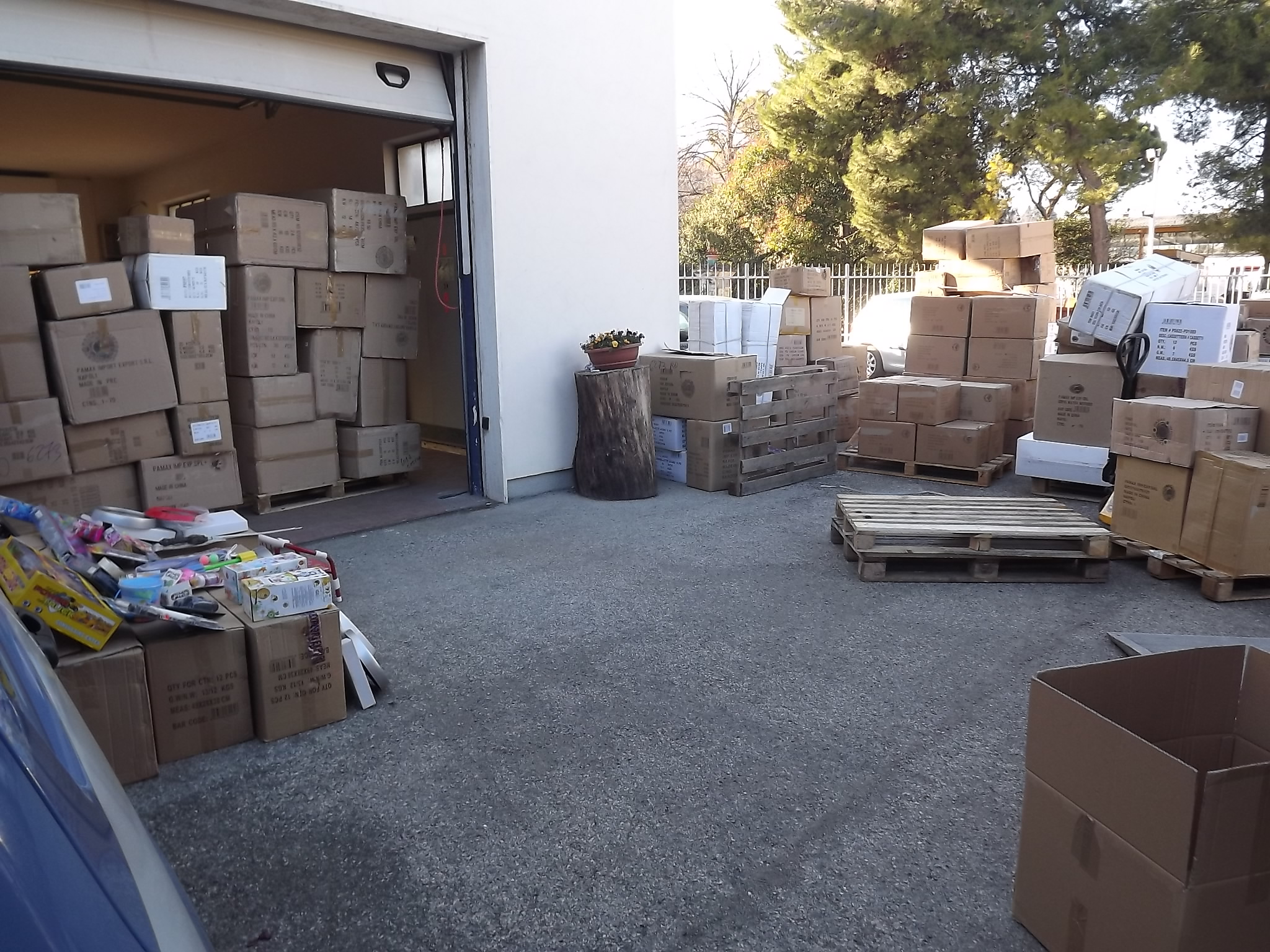 GdF: maxi sequestro di giocattoli, articoli di cancelleria, per la casa ed elettronici pericolosi per oltre 4.100.000 pezzi