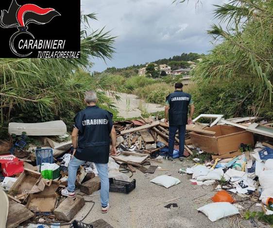 I Carabinieri Forestali sequestrano discarica abusiva a Pescara sud, trovati 60 metri cubi di rifiuti abbandonati nel tempo