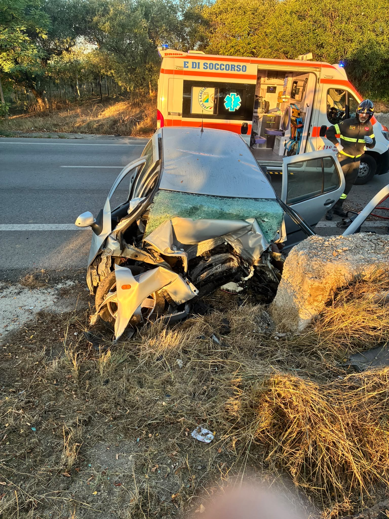 Ortona, tragedia all'alba sulla Statale 16: auto sbanda e si schianta, morto il conducente