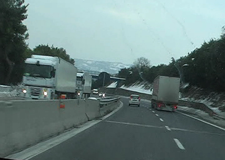 Neve in Abruzzo: grave autotrasportatore dopo un incidente sulla A/14