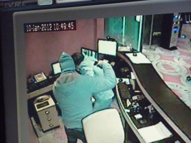 Rapina a Rocca San Giovanni, duemila euro il bottino e tanta paura