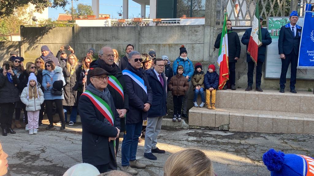 Commemorazione dei nove Martiri di Colle Pineta a Pescara. L'omaggio della scuola elementare e dell'amministrazione comunale"