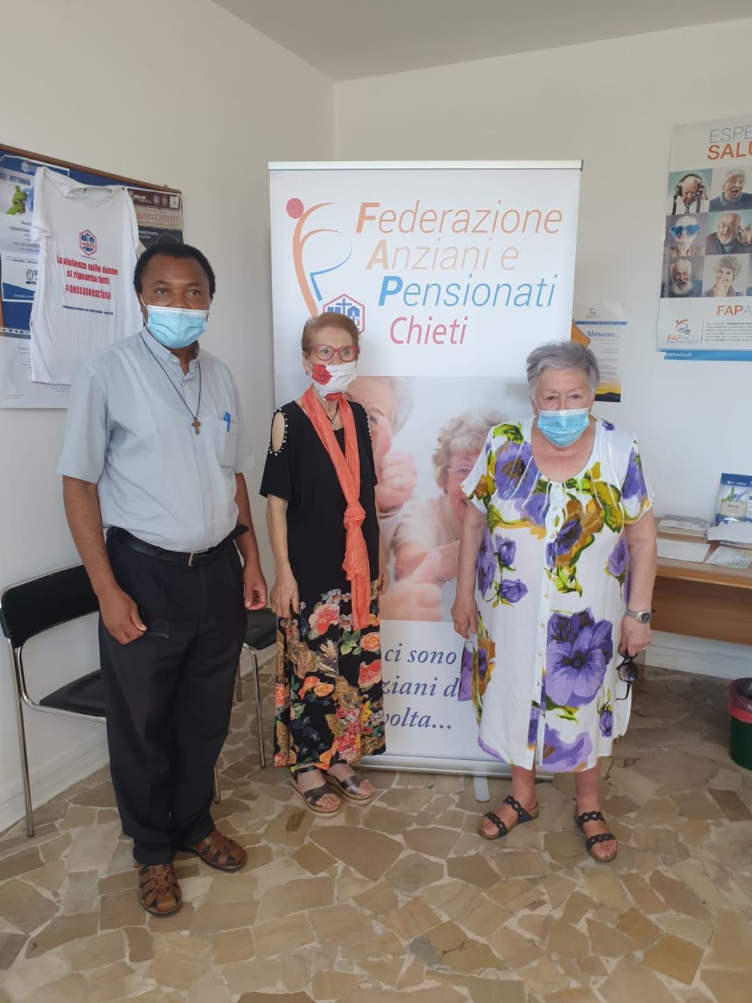 Atessa, la Federazione Anziani e Pensionati delle ACLI di Chieti consegnano alla Caritas di Atessa ed alla Onlus La Fabbrica dell’esperienza buoni spesa per 1500 euro