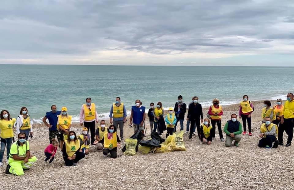 Fossacesia partecipa a Puliamo il Mondo di Legambiente, tanti volontari raccolgono i rifiuti in spiaggia