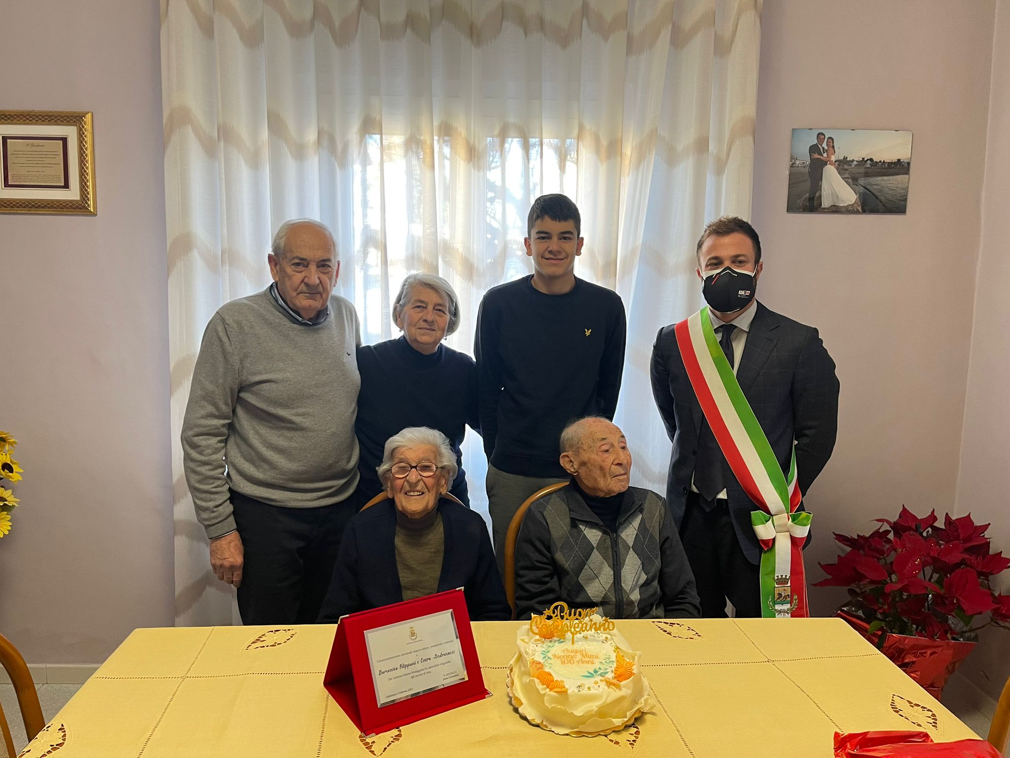 A due coniugi di Colleranesco, entrambi centenari, l'Amministrazione comunale di Giulianova regala una targa. 
