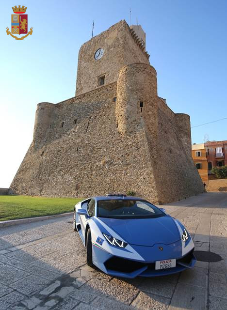 Polizia stradale, in Abruzzo e Molise la campagna E..state con noi con il pullman azzurro e la Lamborghini “Huracan”