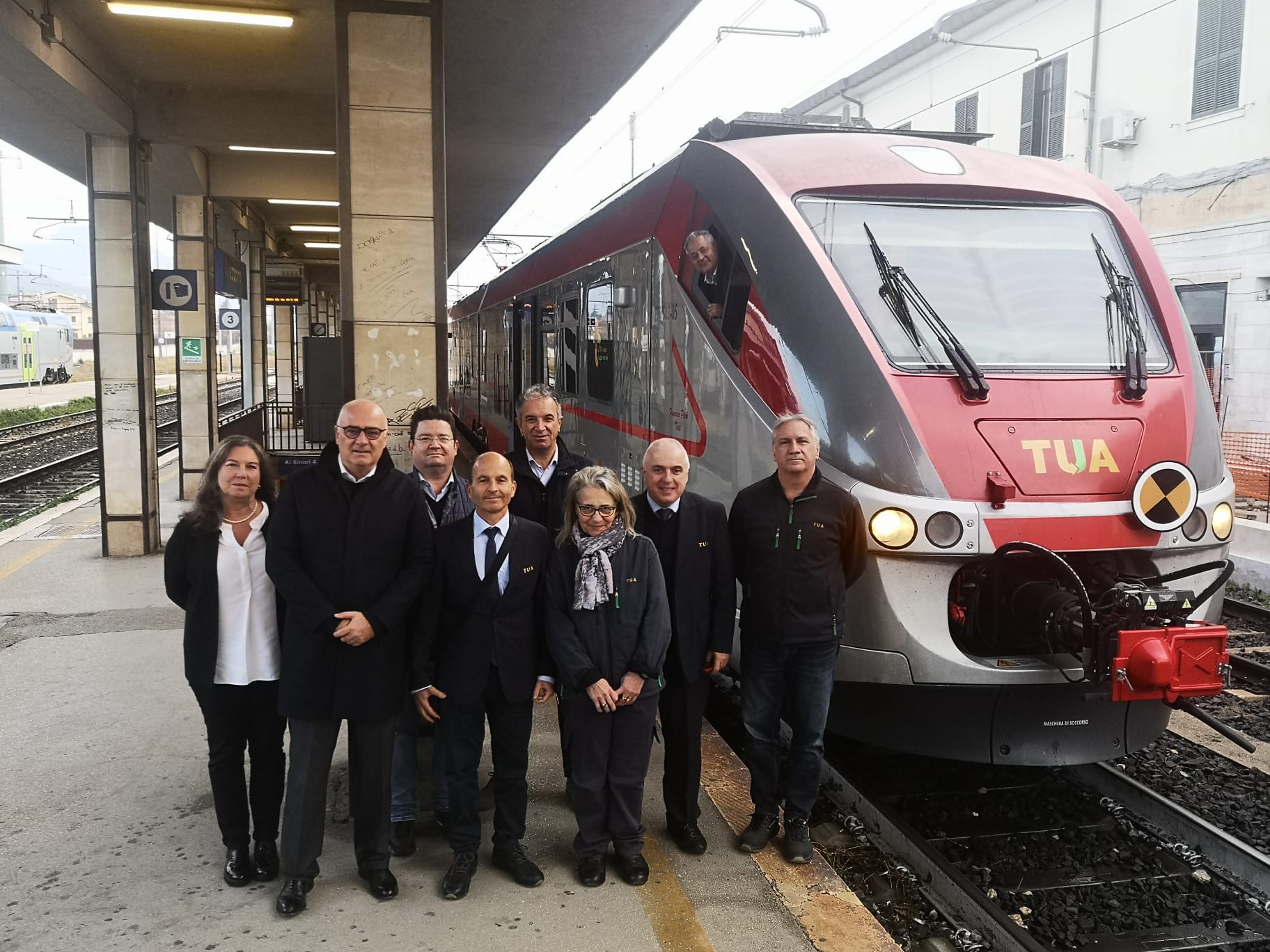 Un treno TUA arriva nella stazione di Roma San Pietro
