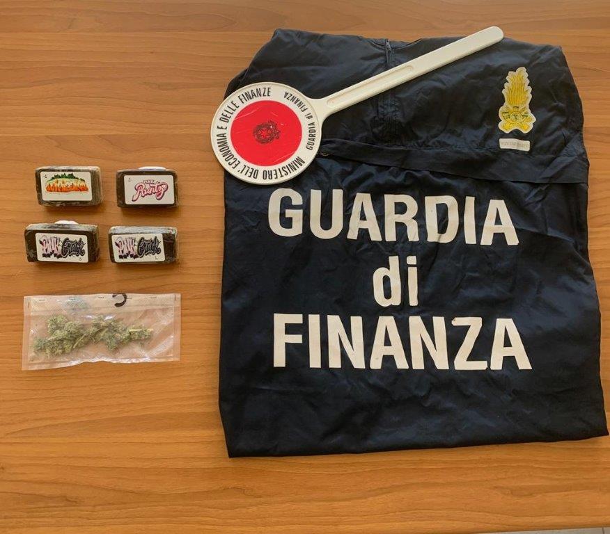 Arrestato con 4 etti di hashish dalla Guardia di Finanza di Pescara