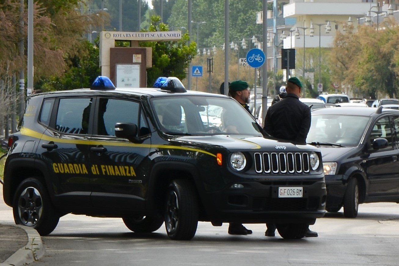 9 veicoli sequestrati a Pescara dalla Guardia di Finanza, avevano targhe estere