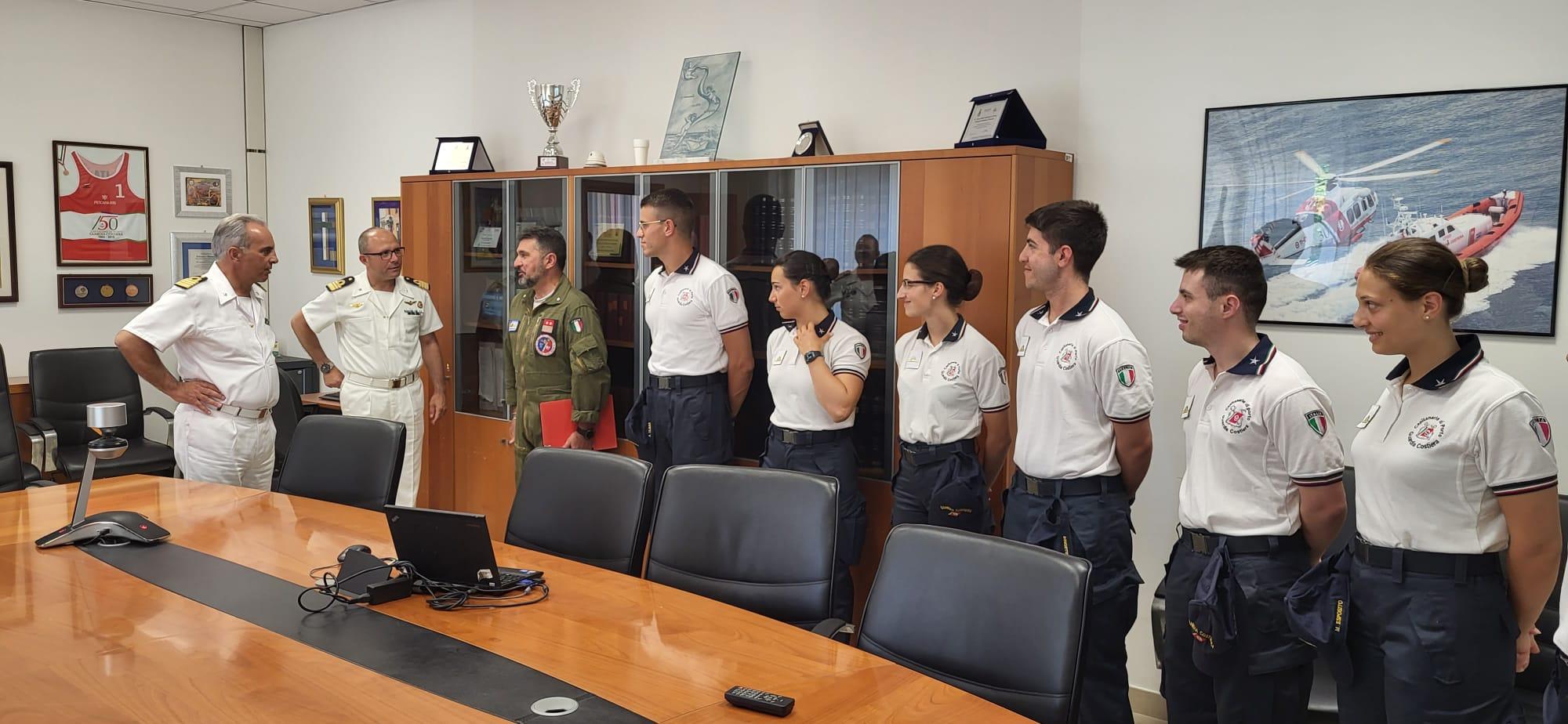 Pescara, Ufficiali dell’Accademia Navale in visita alla Base Aeromobili Guardia Costiera