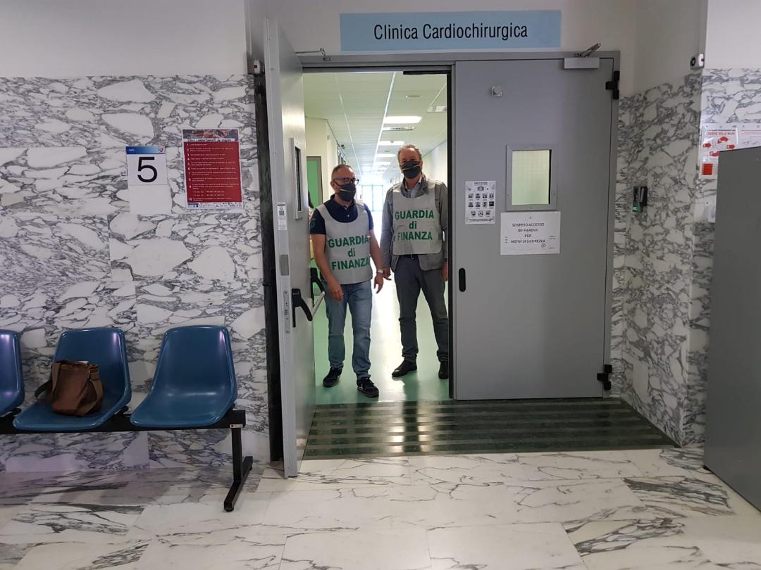 Falso e truffa ai danni di un ente pubblico, interdetto professore dell'Università d'Annunzio nonché primario di Unità Operativa Complessa all’Ospedale di Chieti