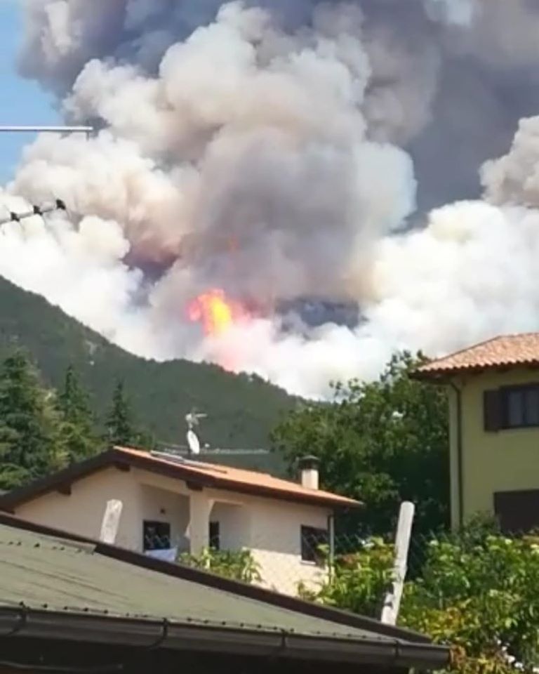 Incendio sulla montagna di Arischia, continua l'incisiva azione di spegnimento