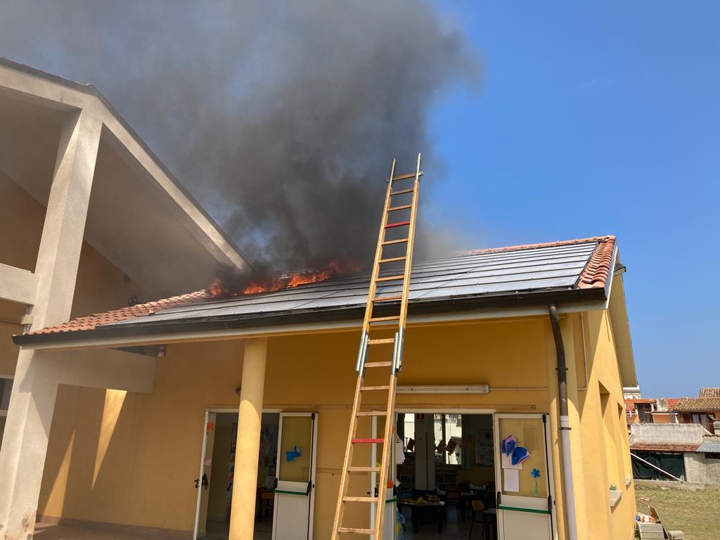 Treglio, in fiamme il tetto della scuola dell'Infanzia e Primaria, nessun ferito