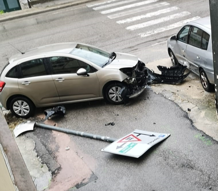 Lanciano, incidente stradale in via Ferro di Cavallo, auto si schianta contro palo della segnaletica
