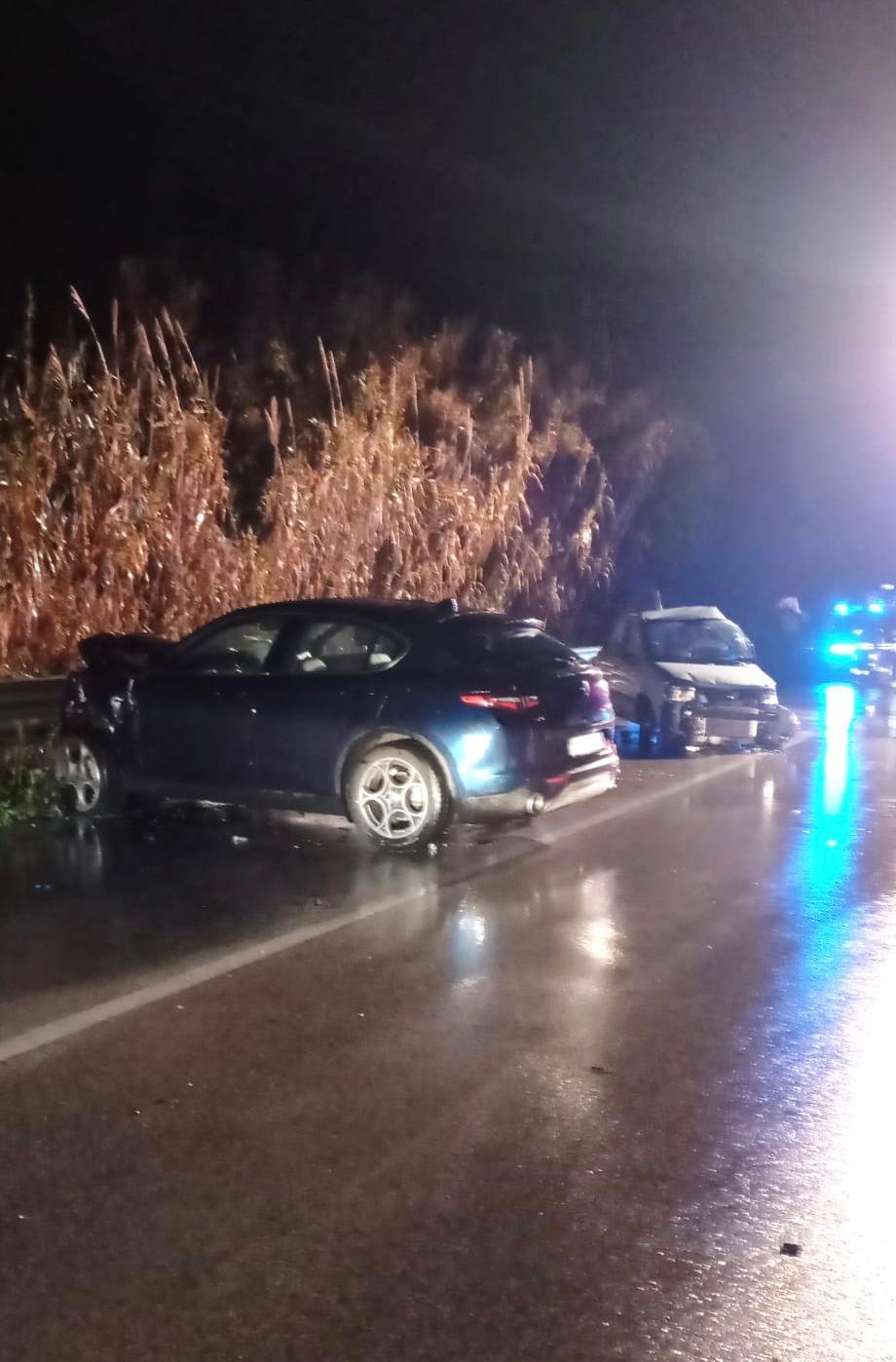 Torino di Sangro; scontro frontale tra due auto sulla SS16,  ferito un 21enne